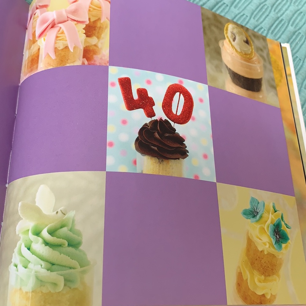 WILTON Bundle dessert cake kit & Recipe Book 2 piece set - Picture 9 of 10